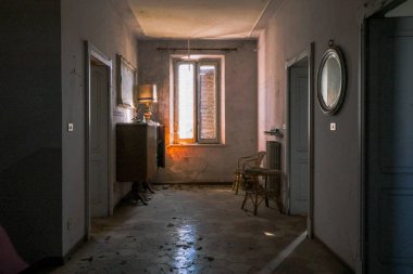 Terk edilmiş büyük evde gölgeli bir koridor. Yüksek kalite fotoğraf