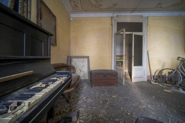 Piano Grande Casa Abandonada Casa Abandonada Foto Alta Qualidade — Fotografia de Stock