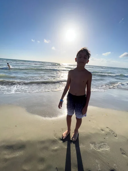 Piękne Włoskie Dziecko Plaży Zachodzie Słońca Wysokiej Jakości Zdjęcie — Zdjęcie stockowe