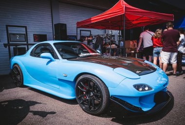 Modena, İtalya: 2023 06 03 JCM Japon Arabaları Bedava Japon arabaları ile buluşuyor Mazda Rx7. Yüksek kalite fotoğraf