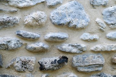 Kuzey İtalya 'nın tipik nehir taşı ve beton duvarı. Yüksek kalite fotoğraf