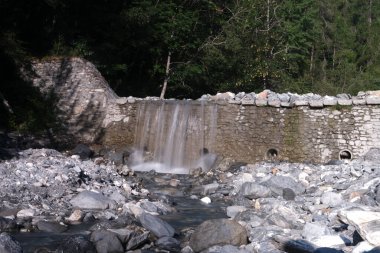 İtalya 'nın Bardonecchia bölgesindeki Dona nehrinde şelale. Yüksek kalite fotoğraf