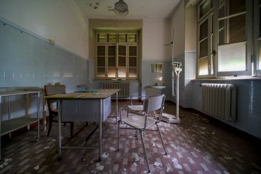 Terk edilmiş hastanede masası ve ışıkları olan bir hastane. Yüksek kalite fotoğraf