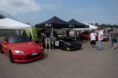 Modena, İtalya: 2023 06 03 JCM Japon Araç Buluşması bedava Japon araba rallisi panoraması. Yüksek kalite fotoğraf