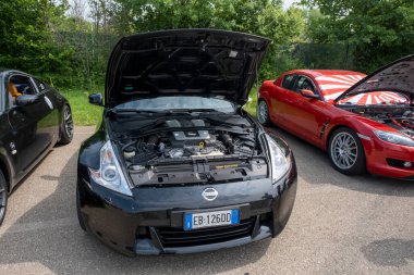 Modena, İtalya: 2023 06 03 JCM Japon Arabaları Bedava Japon arabalarıyla buluşuyor Nissan 350 370 z motorlu. Yüksek kalite fotoğraf