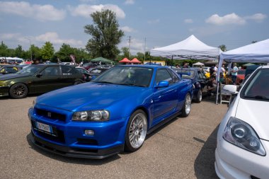 Modena, İtalya: 2023 06 03 JCM Japon Arabaları Bedava Japon arabaları ile buluşuyor Nissan Skyline Gtr R34. Yüksek kalite fotoğraf