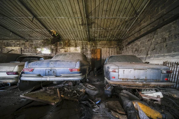 意大利米兰 2022年10月02日老式汽车在废弃的房子里 高质量的照片 — 图库照片