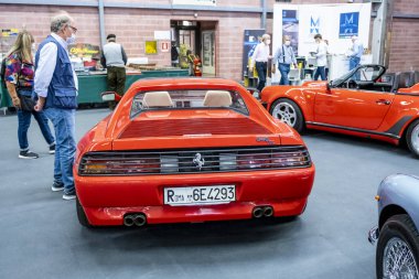 Modena, İtalya - 2021 07 04: Motor Vadisi Festivali arabası eski kırmızı Ferrari ile buluşuyor. Yüksek kalite fotoğraf