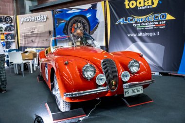 Modena, İtalya - 2021 07 04: Motor Vadisi Festivali arabası eski kırmızı arabayla buluşuyor. Yüksek kalite fotoğraf