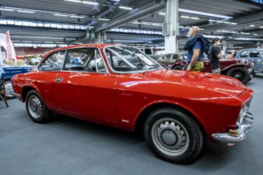 Modena, İtalya - 2021 07 04: Motor Vadisi Festivali arabası eski kırmızı Alfa Romeo ile buluşuyor. Yüksek kalite fotoğraf