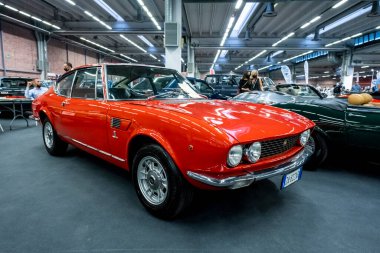 Modena, İtalya - 2021 07 04: Motor Vadisi Festivali arabası eski Fiat ile buluşuyor. Yüksek kalite fotoğraf