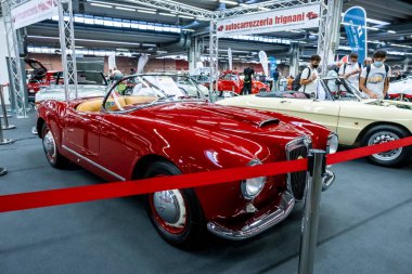 Modena, İtalya - 2021 07 04: Motor Vadisi Festivali arabası eski arabayla buluşuyor. Yüksek kalite fotoğraf