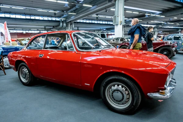 モデナ イタリア 2021 モーターバレーフェストの車は古い赤いアルファロメオを満たしています 高品質の写真 — ストック写真