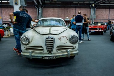 Modena, İtalya - 2021 07 04: Motor Vadisi Festivali arabası eski beyaz arabayla buluşuyor. Yüksek kalite fotoğraf