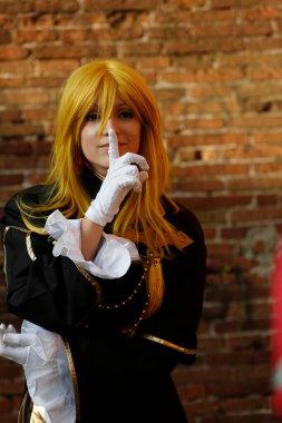 Lucca, İtalya - 2018 10 31: Lucca Comics ücretsiz kostüm etkinliği sarışın peruklu şehir kızı etrafında. Yüksek kalite fotoğraf