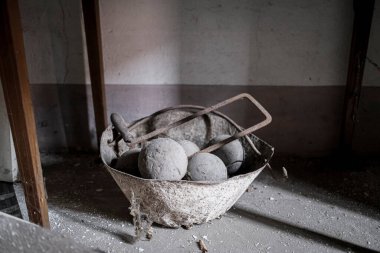 Terk edilmiş evde duvar ustası aletleri. Yüksek kalite fotoğraf