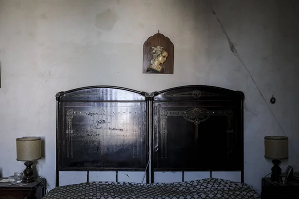 Cabeceira Com Imagens Sagradas Casa Abandonada Foto Alta Qualidade — Fotografia de Stock