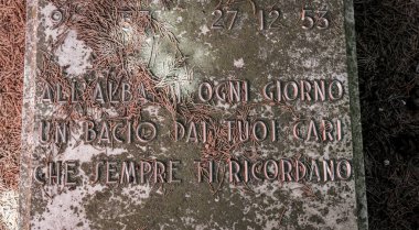 Terk edilmiş mezarlığa adanmış bir heykel. Yüksek kalite fotoğraf