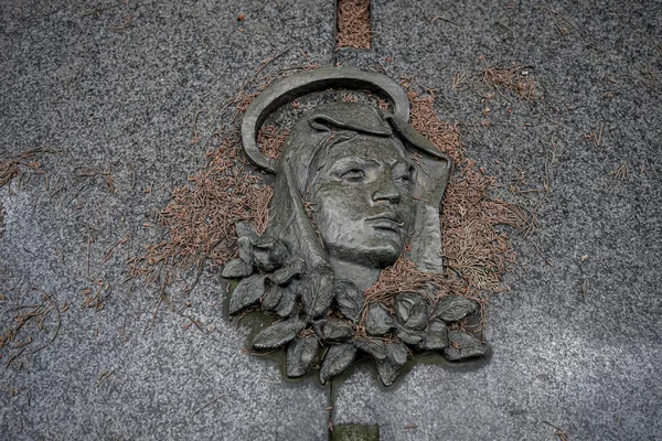 Bildnis Mit Madonna Mit Heiligenschein Auf Einem Verlassenen Friedhof Hochwertiges — Stockfoto