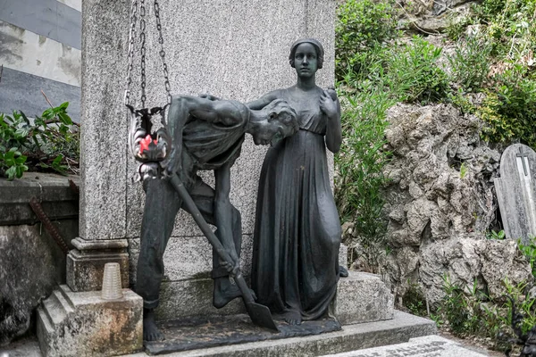 Statue Una Coppia Braccianti Nel Cimitero Abbandonato Foto Alta Qualità — Foto Stock