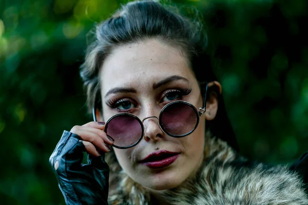 Piękna Dziewczyna Ubrana Ciemny Steampunk Portret Sunglasses High Jakości Zdjęcie — Zdjęcie stockowe