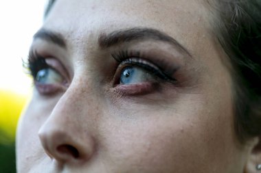 Koyu tenli güzel kız mavi gözleri ayrıntılarıyla anlatır. Yüksek kalite fotoğraf