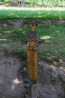 Bardonecchia, Torino, nehir boyunca uzanan orman yolunda ahşap heykeller oydular. Yüksek kalite fotoğraf