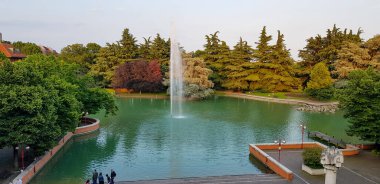 Milan 2 İtalya 'da çeşmeli yapay göl. Yüksek kalite fotoğraf