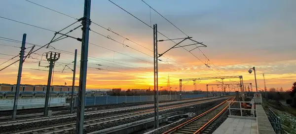 Pôr Sol Nos Trilhos Trem Estação Foto Alta Qualidade — Fotografia de Stock