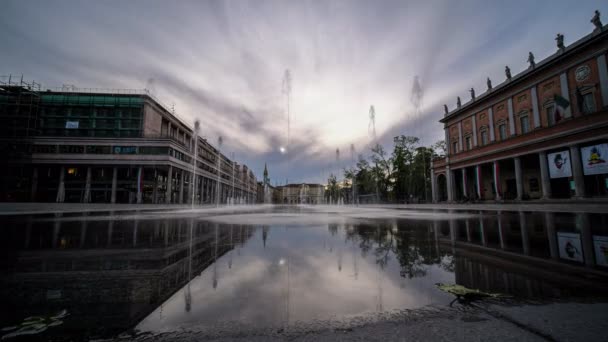 日落时分雷吉欧埃米莉亚胜利广场喷泉高质量的4K镜头 — 图库视频影像