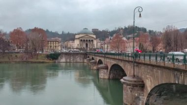 Torino 'daki Po nehrinin panoraması. Yüksek kalite 4k görüntü