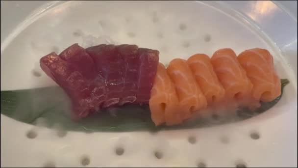 白盘上的金枪鱼和鲑鱼生鱼片 有干冰烟熏 高质量的4K镜头 — 图库视频影像