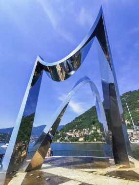 Güneşli bir günde Como Gölü 'nün metal heykeli. Yüksek kalite fotoğraf