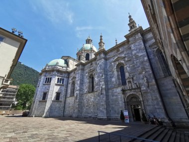 Güneşli bir günde Bazilika Como ile tarihi bir merkez. Yüksek kalite fotoğraf