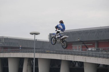 Milano, İtalya - 2021: Eicma Milano Bisiklet Fuarı Riot Riot Riders Serbest Motocross Figürleri. Yüksek kalite fotoğraf