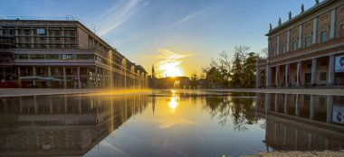 Reggio Emilia Piazza della Vittoria, gün batımındaki çeşmenin yansıması. Yüksek kalite fotoğraf