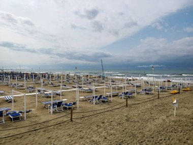 Sonbaharda kapalı şemsiyeli Camaiore Viareggio plajı. Yüksek kalite fotoğraf