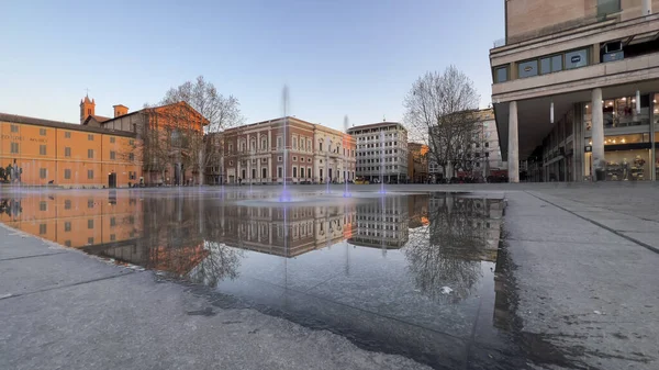 Reggio Emilia Piazza Della Vittoria Reflectarea Fântânii Apusul Soarelui Fotografie — Fotografie, imagine de stoc