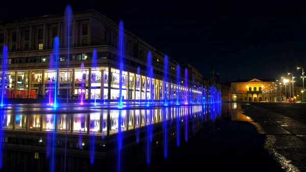 Reggio Emilia Piazza Della Vittoria Gece Vakti Mor Işıklarla Çeşmenin - Stok İmaj