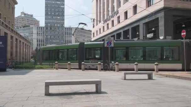 Milan Spårvagn Nära Duomo Plaza Solig Dag Högkvalitativ Film — Stockvideo