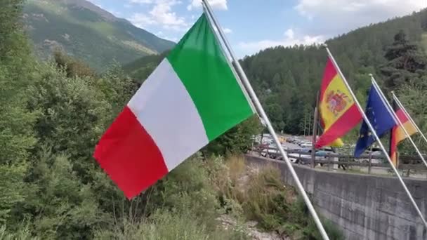 Итальянские Европейские Флаги Машут Мосту Высококачественные Кадры — стоковое видео