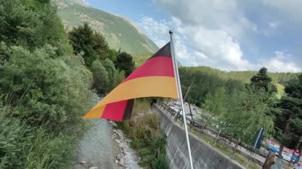 Duitse Vlaggen Wapperen Brug Hoge Kwaliteit Beeldmateriaal — Stockvideo