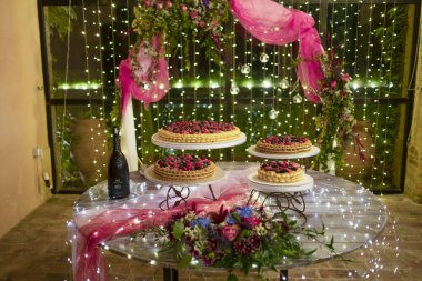 Çok katlı meyveli düğün pastası hazırlığı. Yüksek kalite fotoğraf