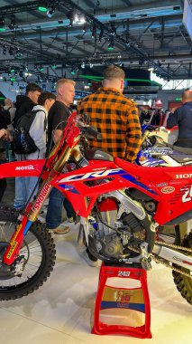 Milano, İtalya - 2021 11: Eicma Milano Bisiklet Fuarı Honda HRC CRF 450 Tim Gajser Motokros Motorsikleti Yüksek kalite fotoğraf