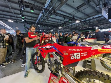 Milano, İtalya - 2021 11: Eicma Milano Bisiklet Fuarı Honda HRC CRF 450 Tim Gajser Motokros Motorsikleti Yüksek kalite fotoğraf