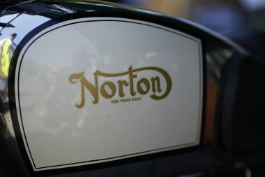 Bibbiano-Reggio Emilia Italy - 07: 15 2015: Norton Tank şehir meydanında klasik arabaların ücretsiz mitingi. Yüksek kalite fotoğraf