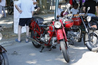 Bibbiano-Reggio Emilia İtalya - 07: 15 2015: MotoGuzzi Bisiklet Meydanı 'nda klasik arabaların ücretsiz mitingi. Yüksek kalite fotoğraf