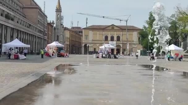 Reggio Emilia Italy 2022年7月7日 在Valli剧场前的胜利广场 日落全景 高质量的4K镜头 — 图库视频影像