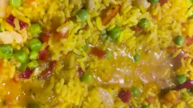 Valencia sebzesi ve deniz ürünleri paella 'sı açık ateşte pişmiş. Yüksek kalite 4k görüntü