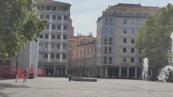 Reggio Emilia Νίκη Πλατεία Φωτεινά Χρωματιστά Σιντριβάνια Μπροστά Από Πανόραμα — Αρχείο Βίντεο